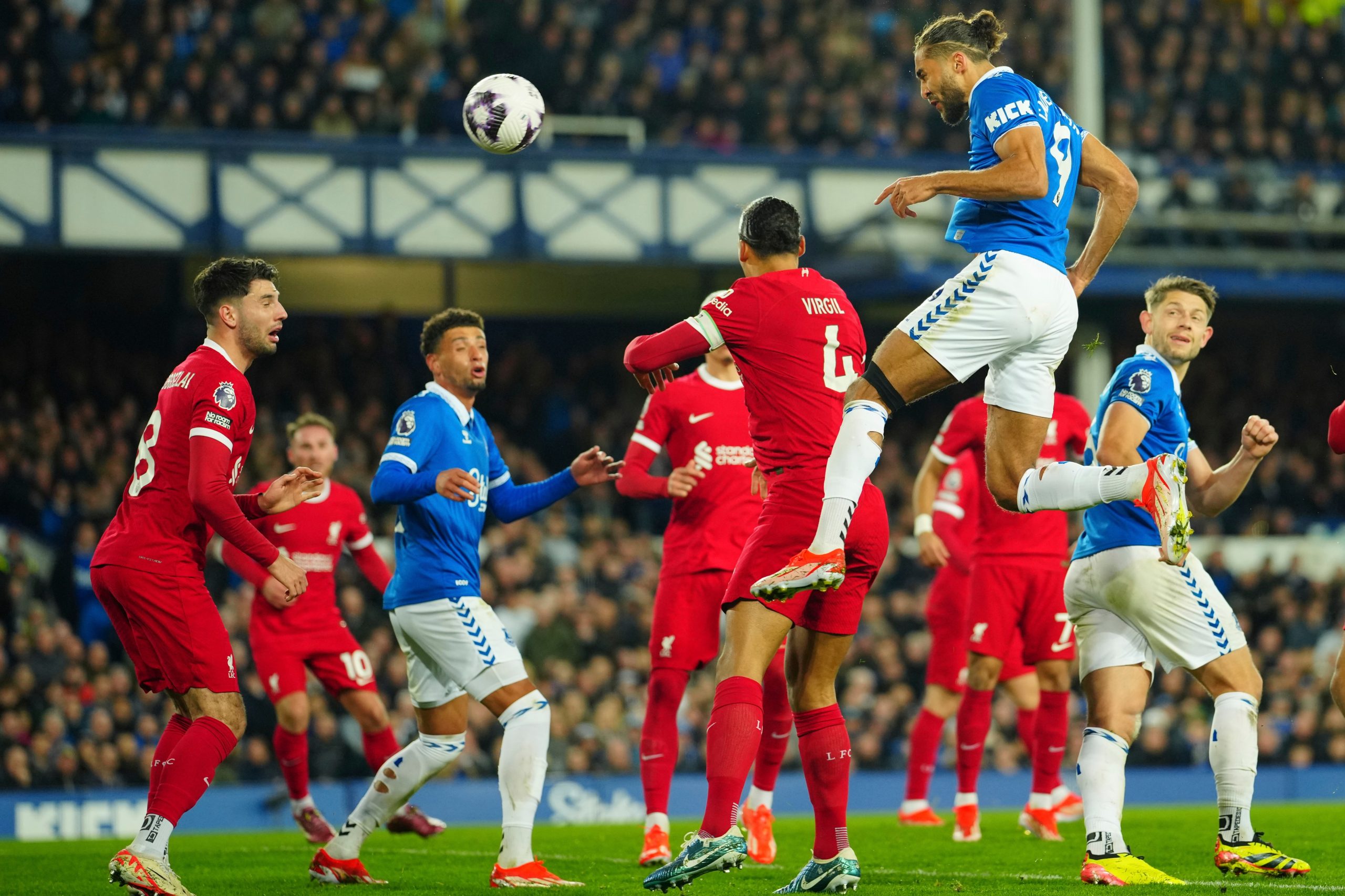 Calvert-Lewin, habiendo perdido a su marcador, Alexander-Arnold, se eleva por encima de Van Dijk para cabecear a gol