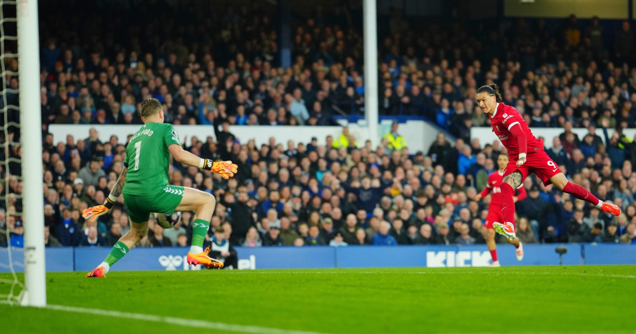 Núñez dispara su esfuerzo directamente a Pickford con el gol abierto