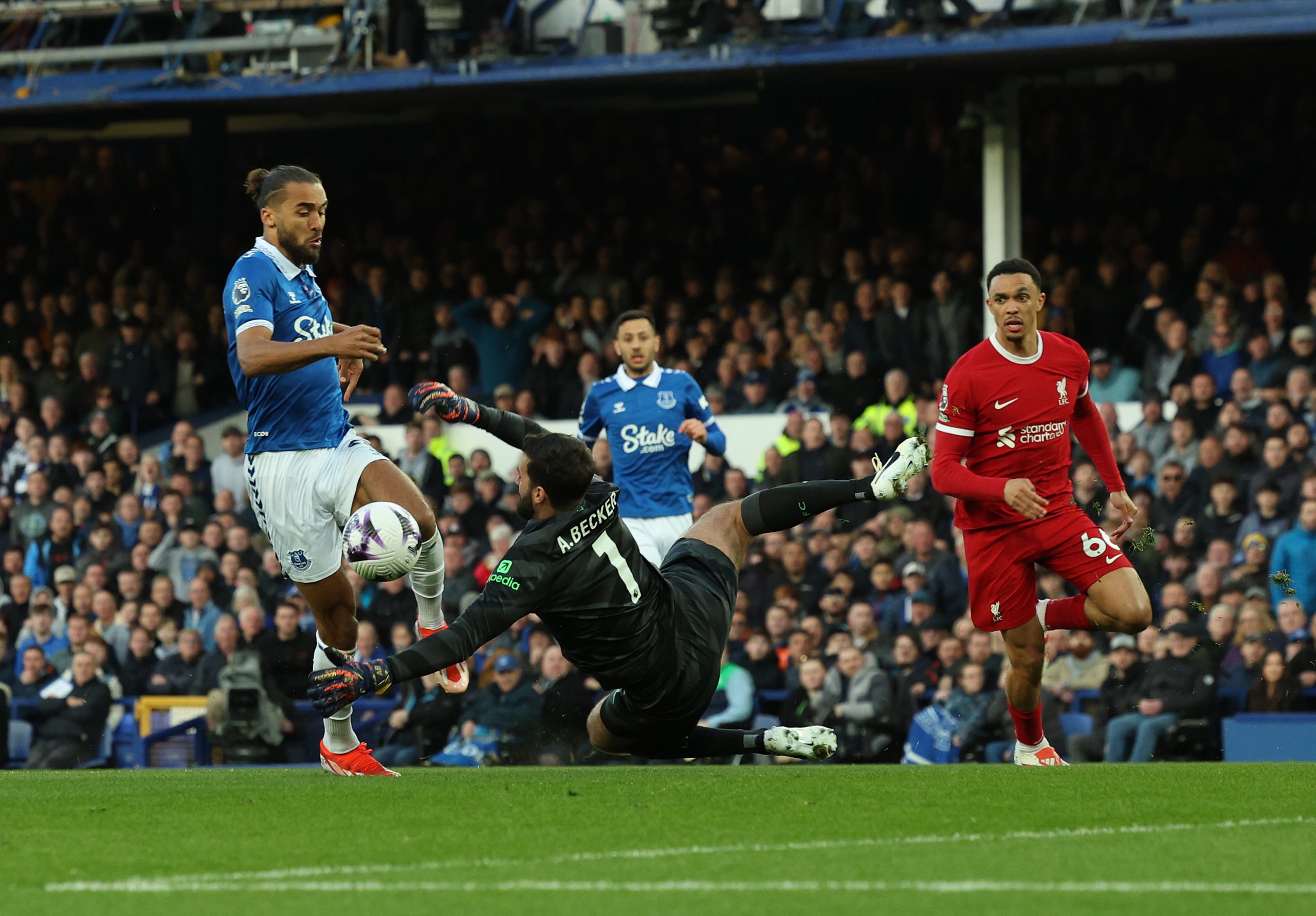 El Everton pensó que tenía un penalti temprano por una falta de Alisson sobre Calvert-Lewin, pero el delantero estaba en fuera de juego