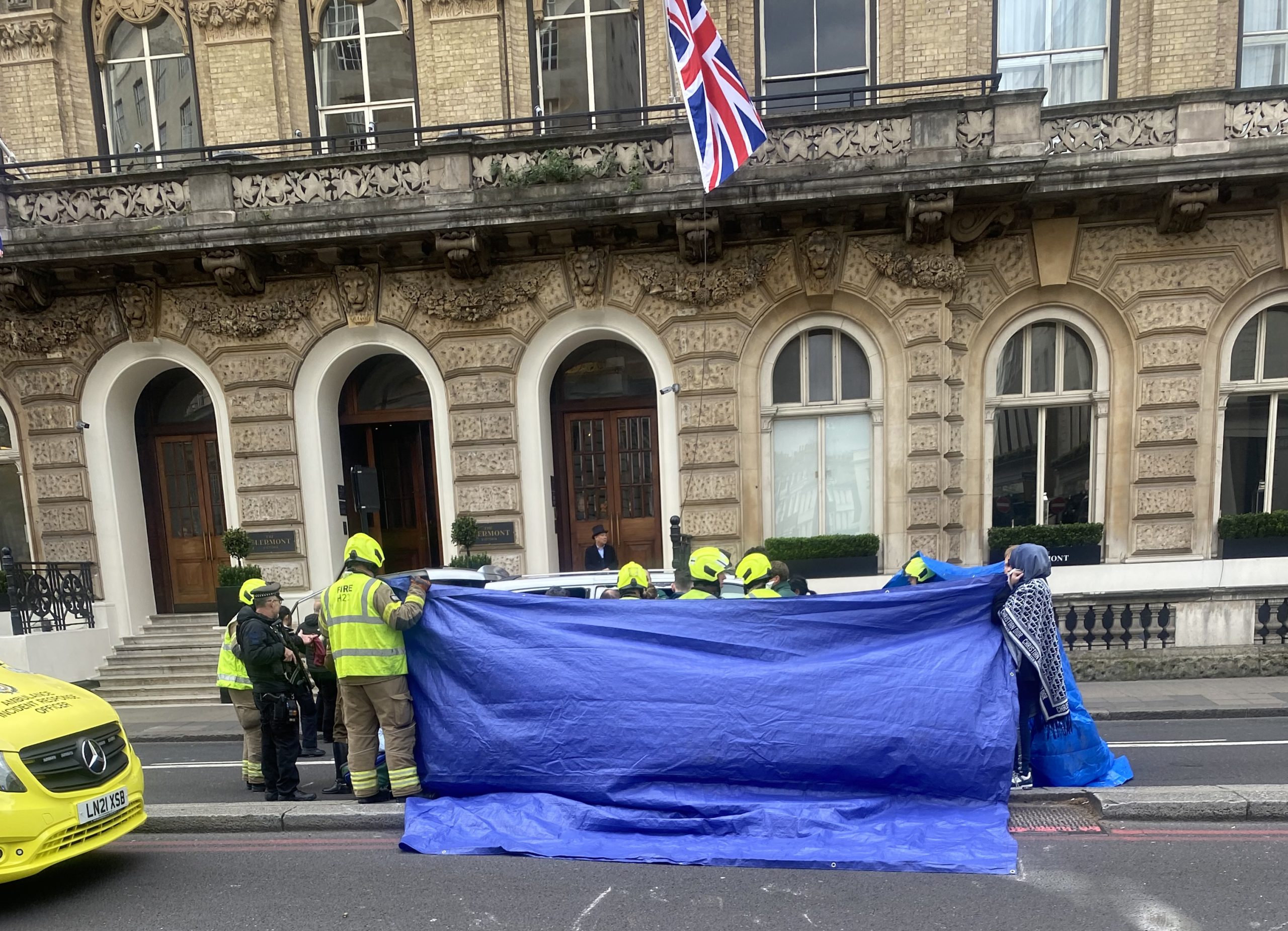 Los paramédicos atienden a una víctima fuera del hotel The Clermont en Victoria